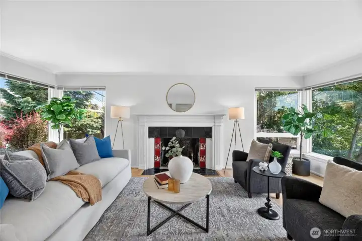 Big windows on both sides of the living room let in abundant sunshine - AC keeps it comfortable in summer! Big windows on both sides of the living room let in abundant sunshine - AC keeps it comfortable in summer!