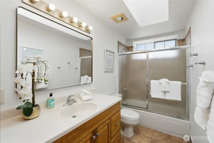 Full hall bath, also with new light fixture and mirror.