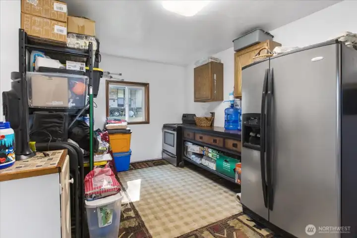 Shed 1 - 2nd kitchen stove and frig to stay Shed 1 - 2nd kitchen stove and frig to stay