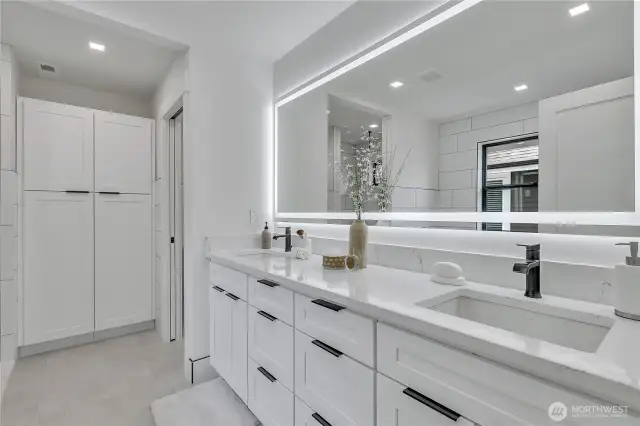 Double vanity w/backlit mirror