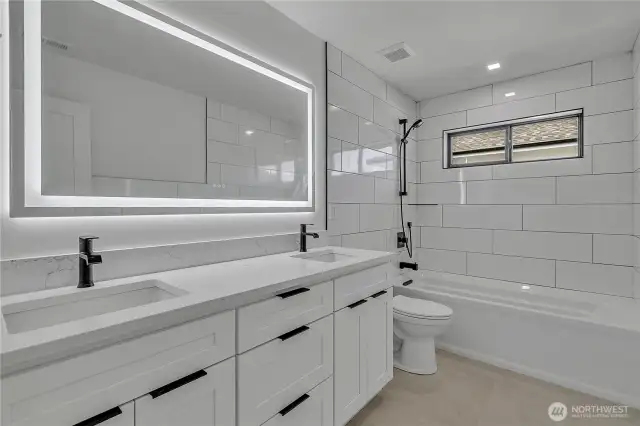Upstairs main bath with extra large soaking tub