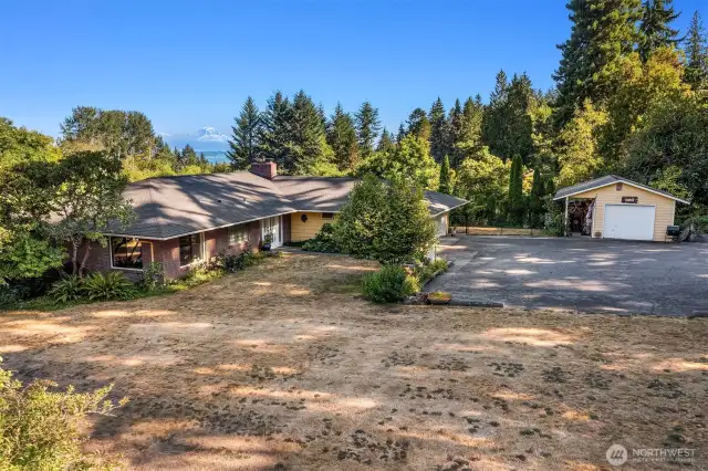 Easy island living ready for you! Mere minutes from Vashon core - shops, eateries, art galleries and more. And conveniently located equidistant between town and the north end ferry.