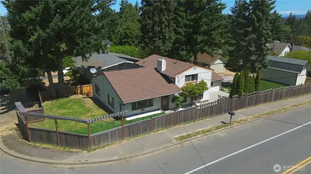 Beautifully fenced setting!