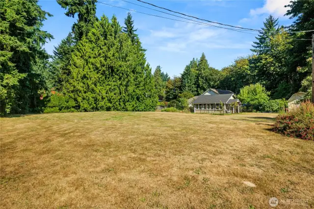 Large yard with multi-purpose building