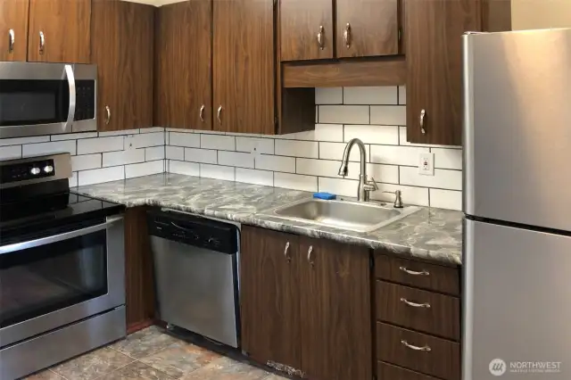 Newer Kitchen Appliances Included