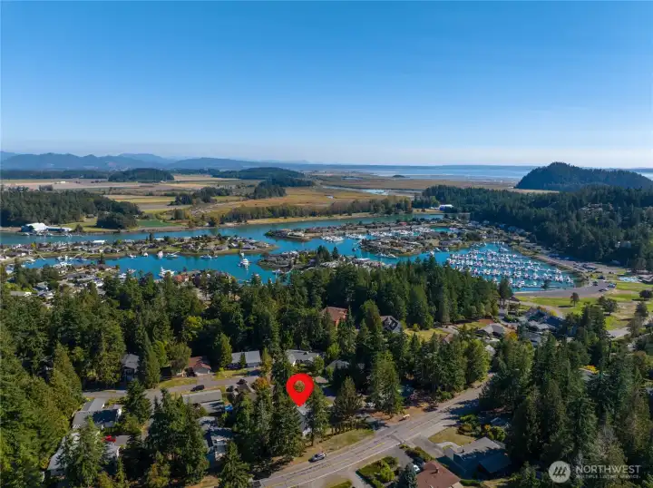Perfect location in Shelter Bay! Just a short walk to the golf course, pool and marina.
