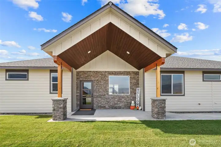 Covered welcoming front porch!