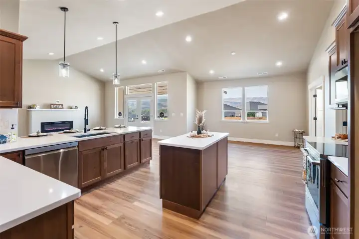 Large Kitchen with Pennisula Seating and Island- Quartz Countertops and Backsplash