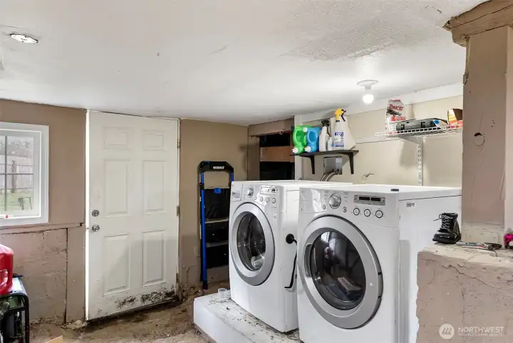 Laundry space / In basement