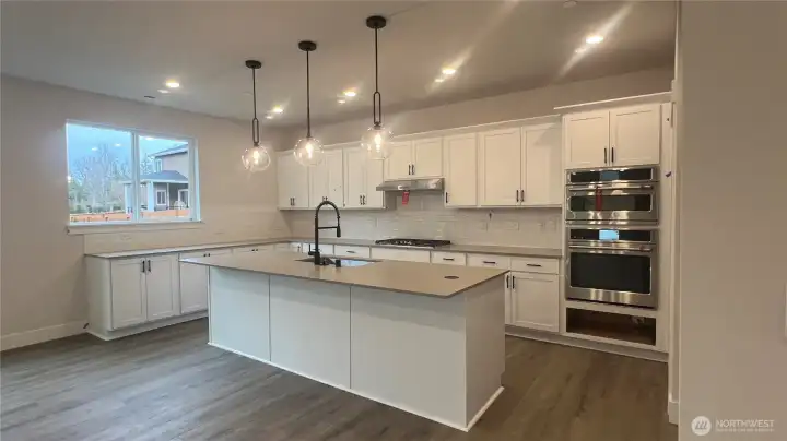 Chef-Style kitchen, large island, walk in pantry & Cafe' appliances
