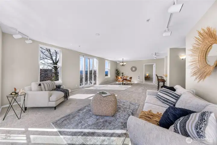 Large great room w/ sitting and dining areas