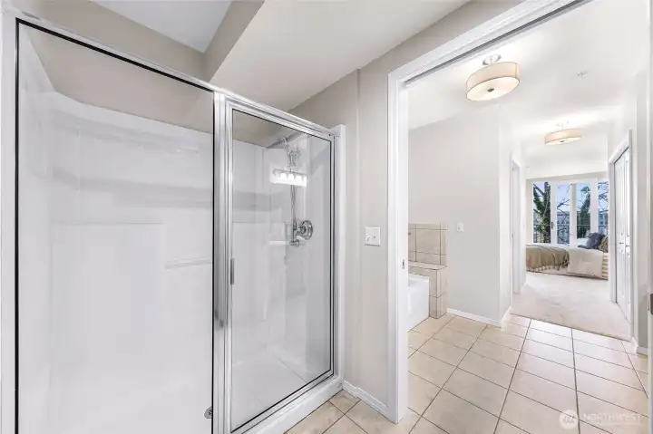Walk-in double shower