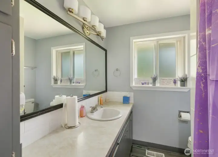 Full bathroom in hallway