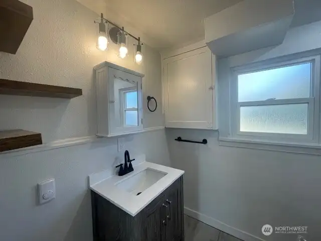 Primary Bath w/Shower