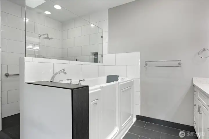 Walk in jetted tub.