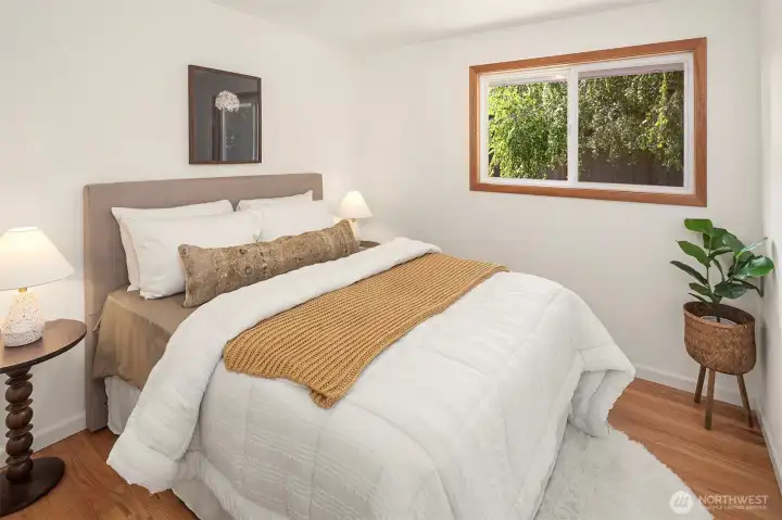 Twin beds also work well in this space or as a second office.