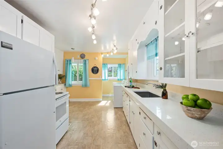 Kitchen with new Quatz countertops and white cabinetries.