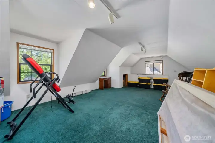 Upstairs loft that could be rec room, MIL, or hang out spot!
