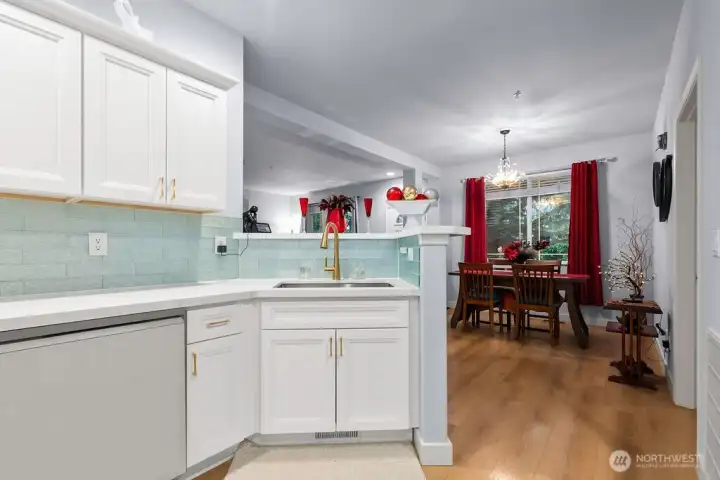 Seamless Flooring: Continued wide-plank flooring that flows perfectly from the living areas.