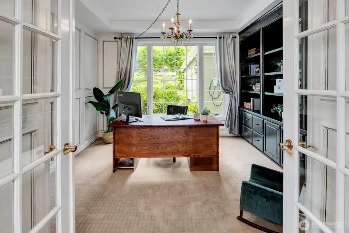 Den/office with built in bookcase Den/office with built in bookcase