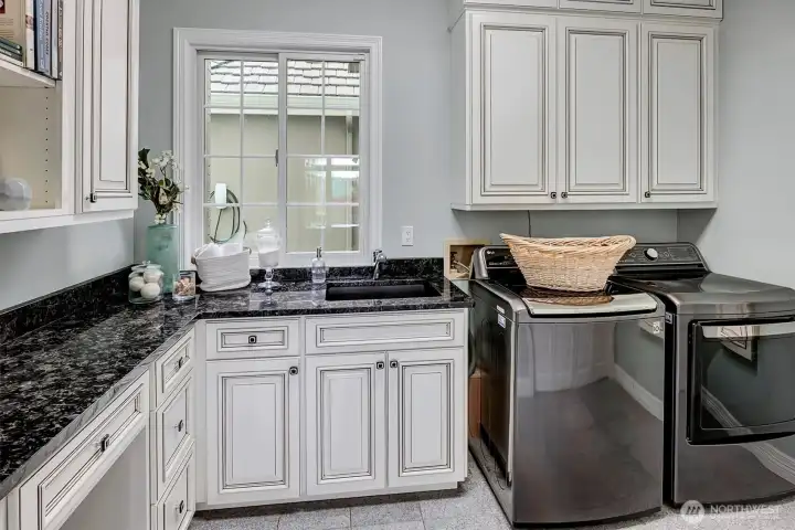 Ample Laundry room Ample Laundry room