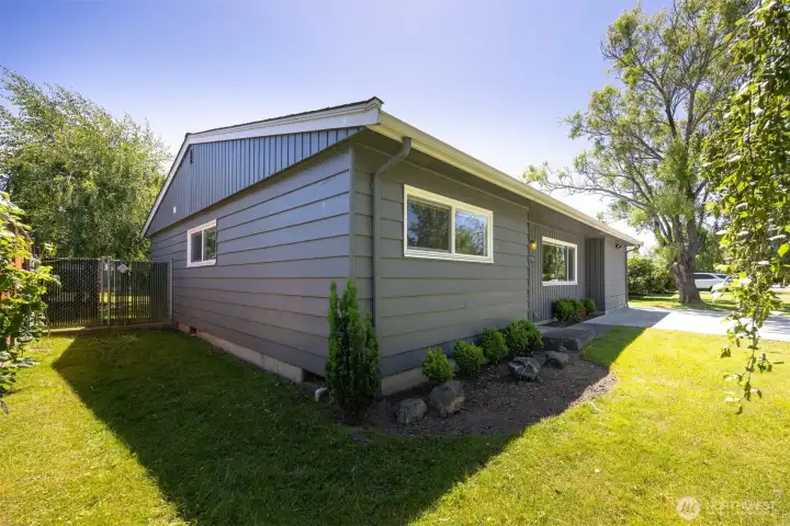 Nicely placed on an ample lot, this home has a pleasant front yard and a spacious level back yard.