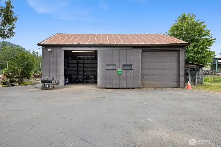 Spacious 30x40 two bay shop with power
