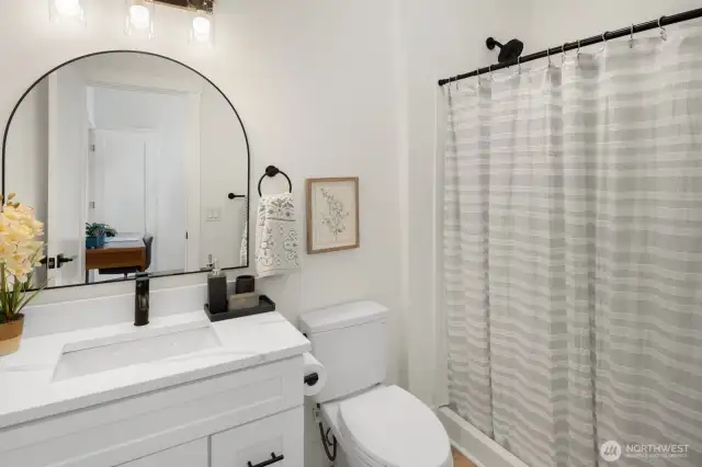 En suite 3/4 bath