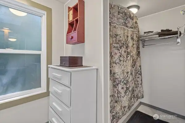 Another view of the full bath
