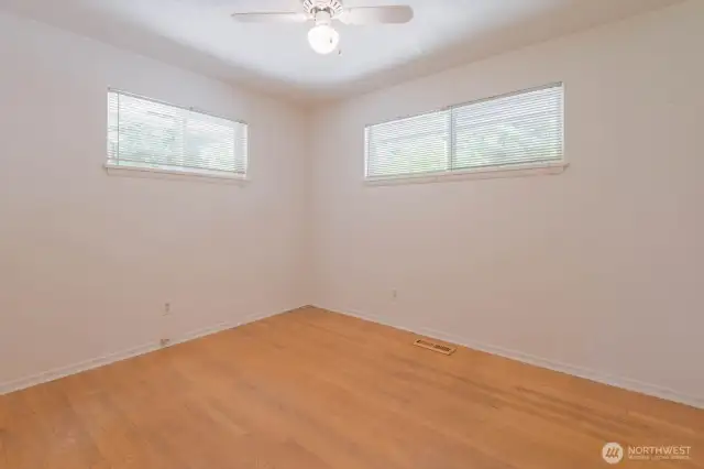 Bedroom at end of hallway on the right. Notice those oak hardwood floors?