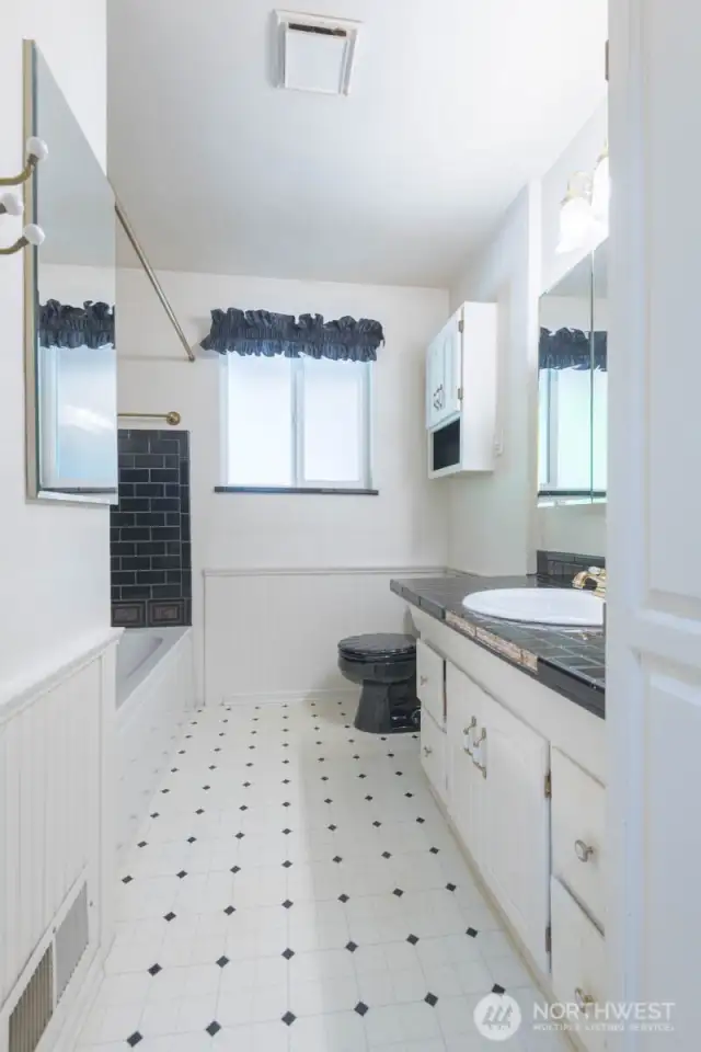 Black and White full bath with that 1980's Art Deco inspiration