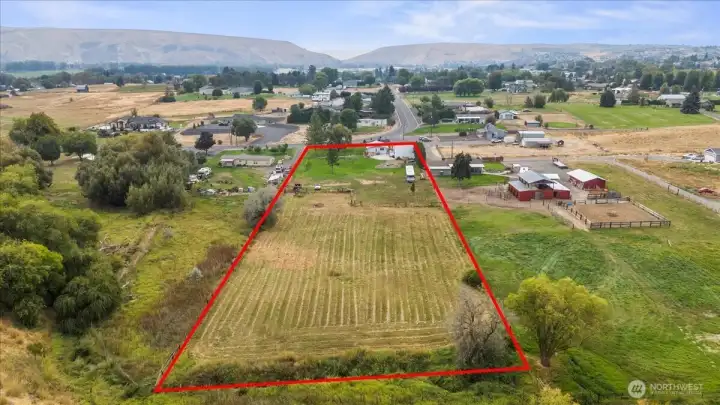 Photographer , approximate property lines. for bac of property.