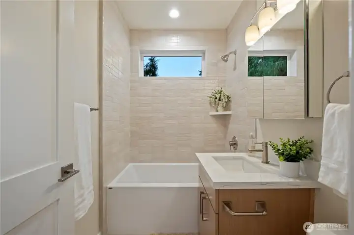 Full bath in the hallway.