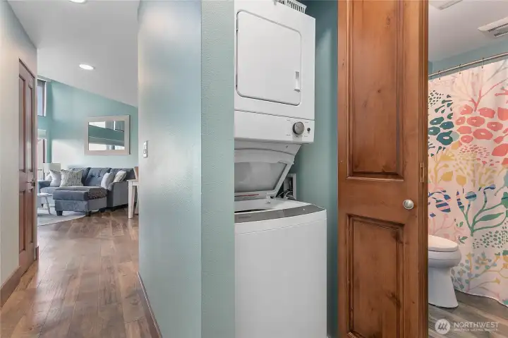 Washer/dryer included