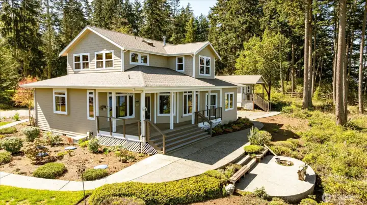 A Cascade Custom Home built in 2004 by the current owners.