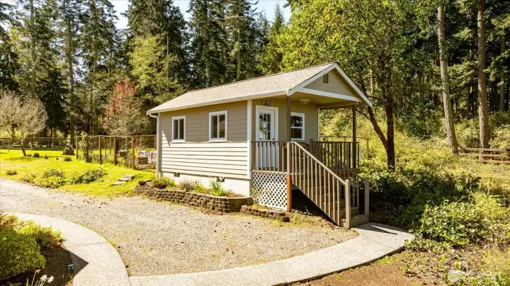 Fully built shop/creativity space with electricity.