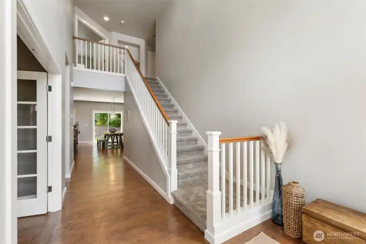 Entryway: Let's move the tour upstairs!