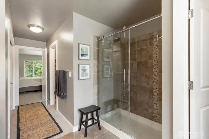 Shower and tub are separate for ease of daily use.