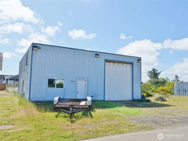 Front of this commercial/residential building located on a commercial lot on a cul-de-sac near Damon Pt Beach. Front of this commercial/residential building located on a commercial lot on a cul-de-sac near Damon Pt Beach.