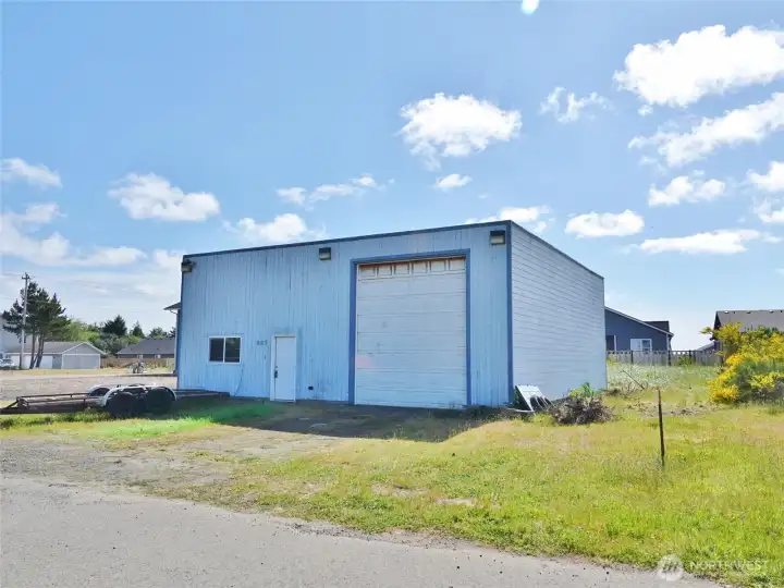 Front of this building with a huge garage door for lots of possibilities. Front of this building with a huge garage door for lots of possibilities.