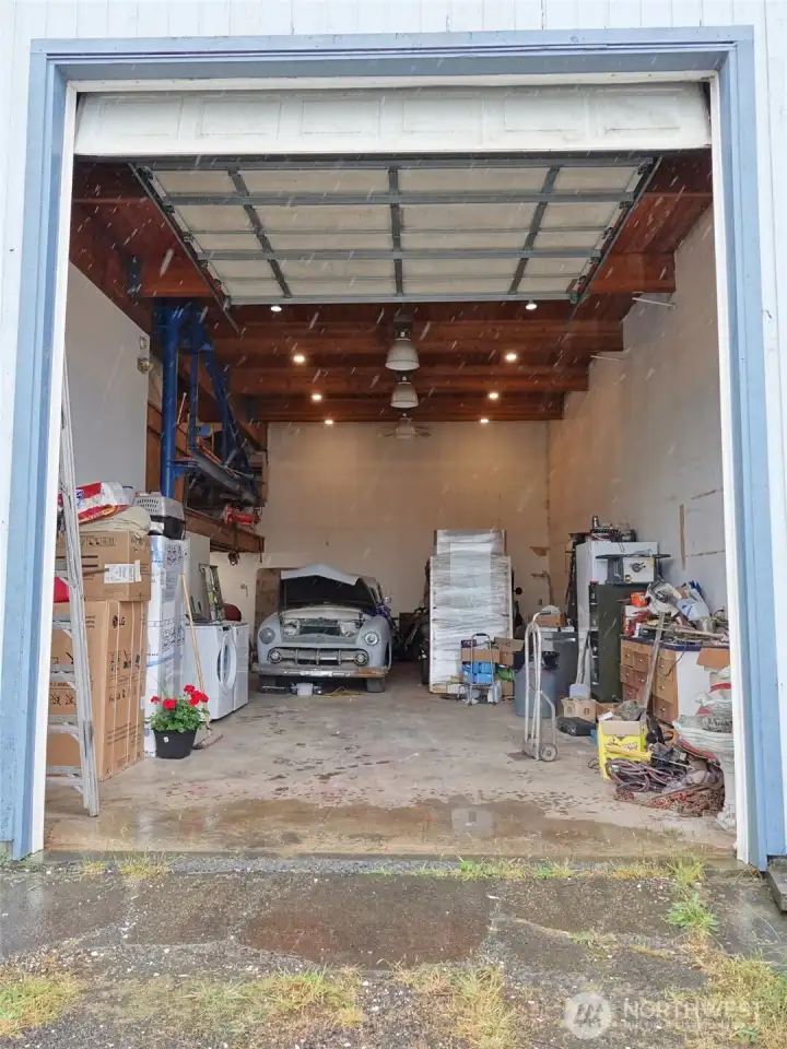 Huge (approx.) 12' x14' garage door. Huge (approx.) 12' x14' garage door.