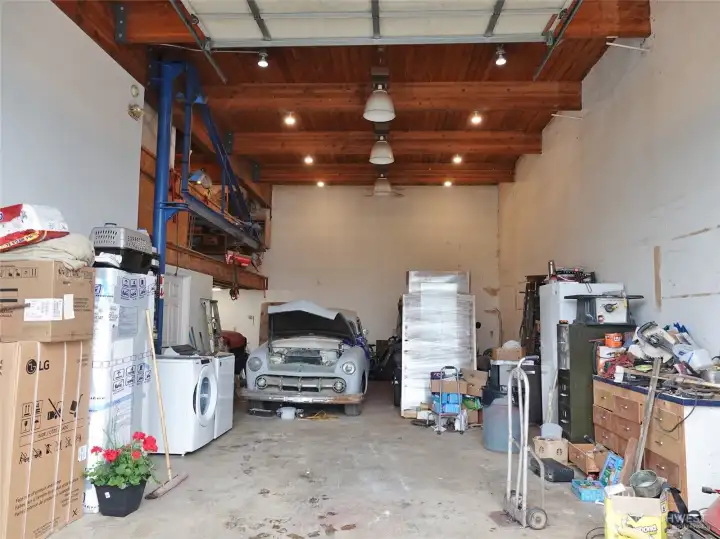 Huge 1,140 sq.ft. garage. Huge 1,140 sq.ft. garage.