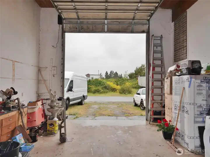 Huge (approx.) 12' x14' garage door. Huge (approx.) 12' x14' garage door.