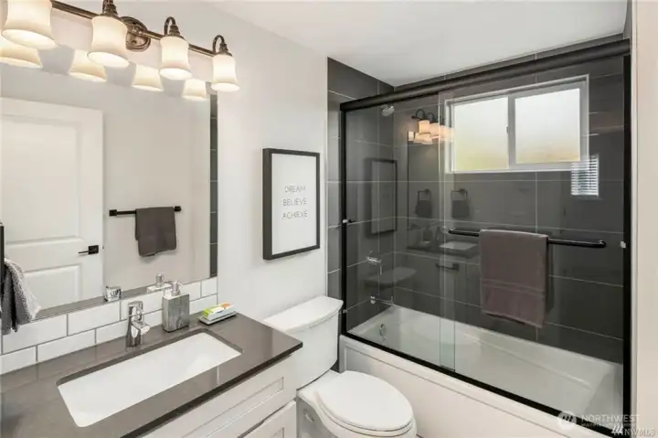 Upper Unit-Full Bath