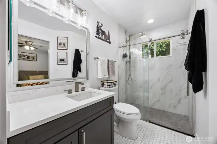 Primary bath w/ walk in closet