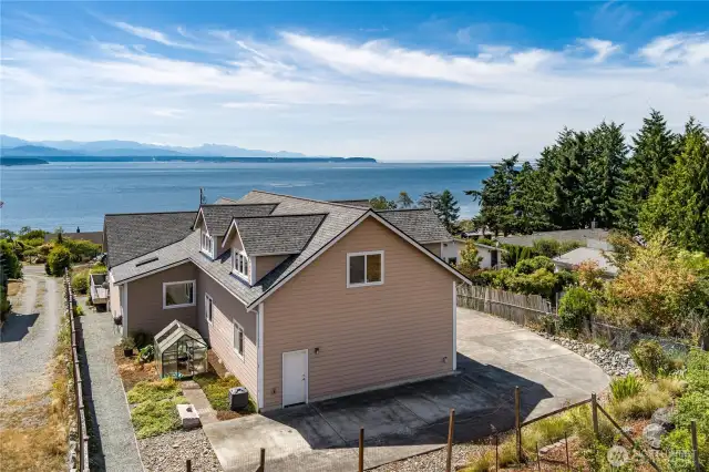 Beautiful Home, Beautiful View.  RV parking with electrical hookup
