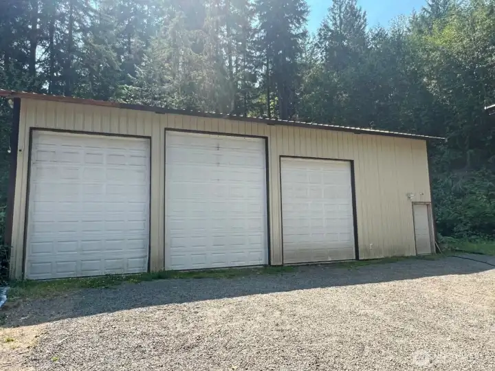 Huge "King Cave" with 2 RV size doors and 200 amp service. Water is stubbed out, just out side the building if needed.