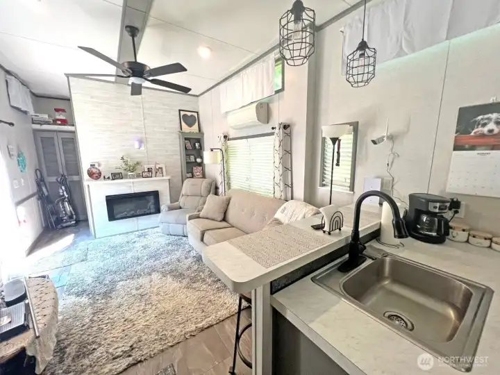 Open floorplan. Furnishings are included !