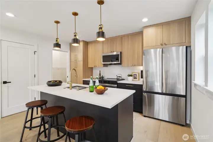 Nice size island-room for 3-4 stools
