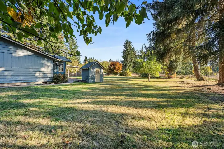 Cute well house.